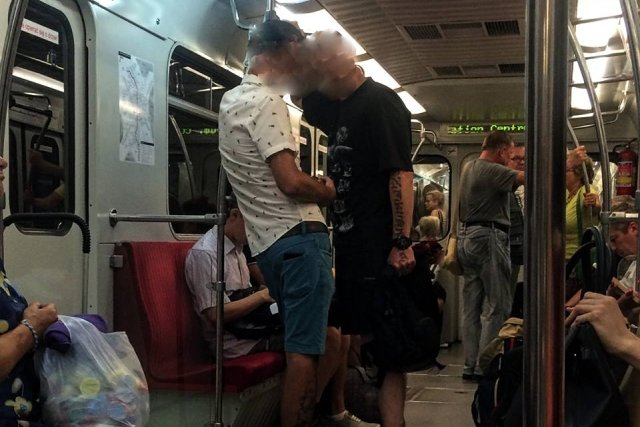Obaj uczestnicy zdarzenia w metrze.