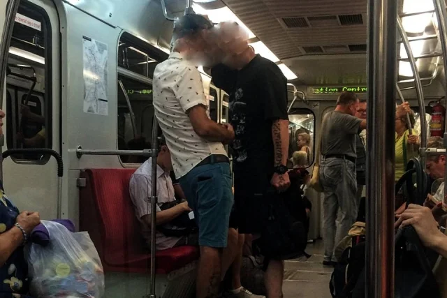 Obaj uczestnicy zdarzenia w metrze.