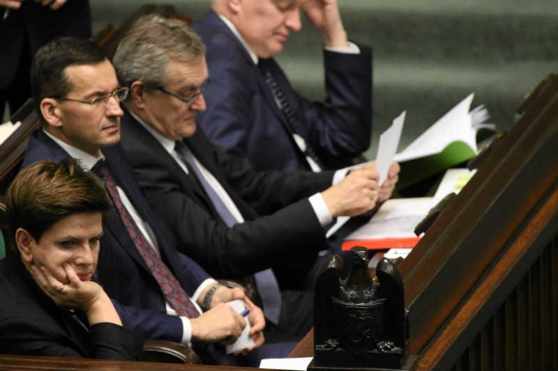 W rządzie trwa spór między "klubem premierów" a "pokojem nauczycielskim". Beata Szydło należy do tej drugiej, słabszej grupy.