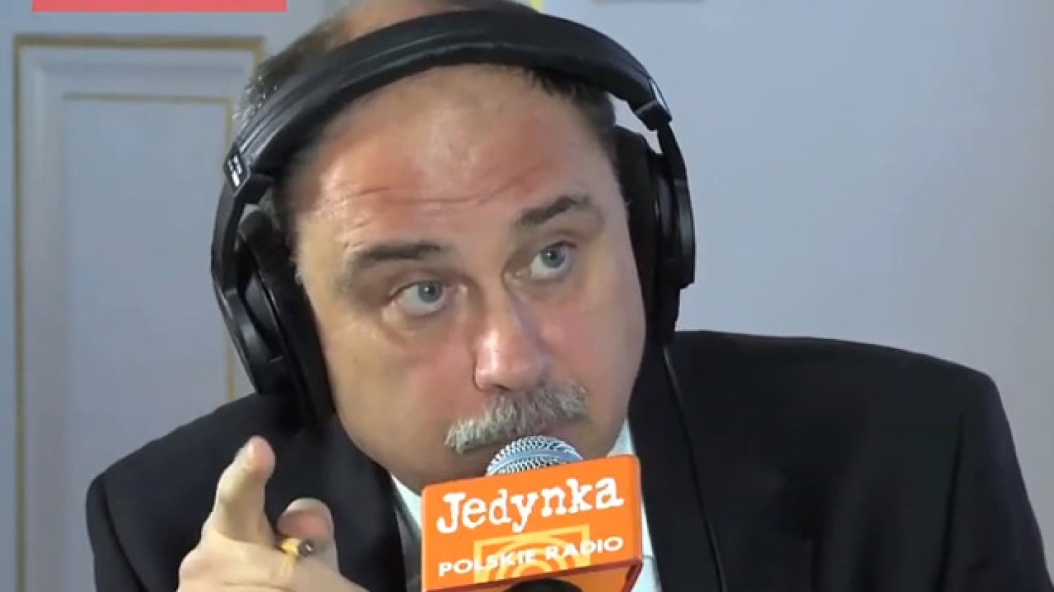 Dyrekcja radiowej Jedynki uznała, że Krzysztofowi Grzesiowskiemu przytrafił się lapsus językowy