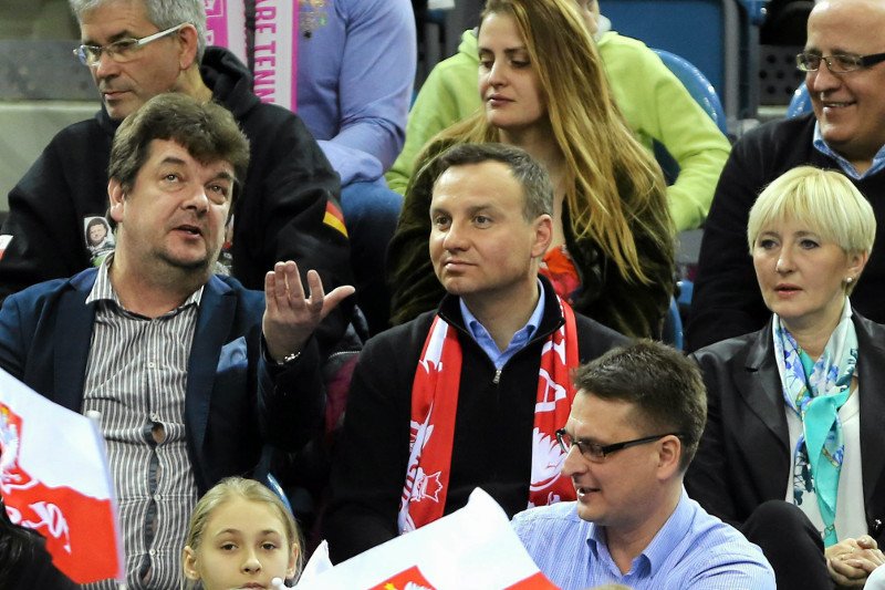 Zdjęcie poglądowe. Europoseł Andrzej Duda (PiS) z żoną na trybunach stadionu piłkarskiego (2014).