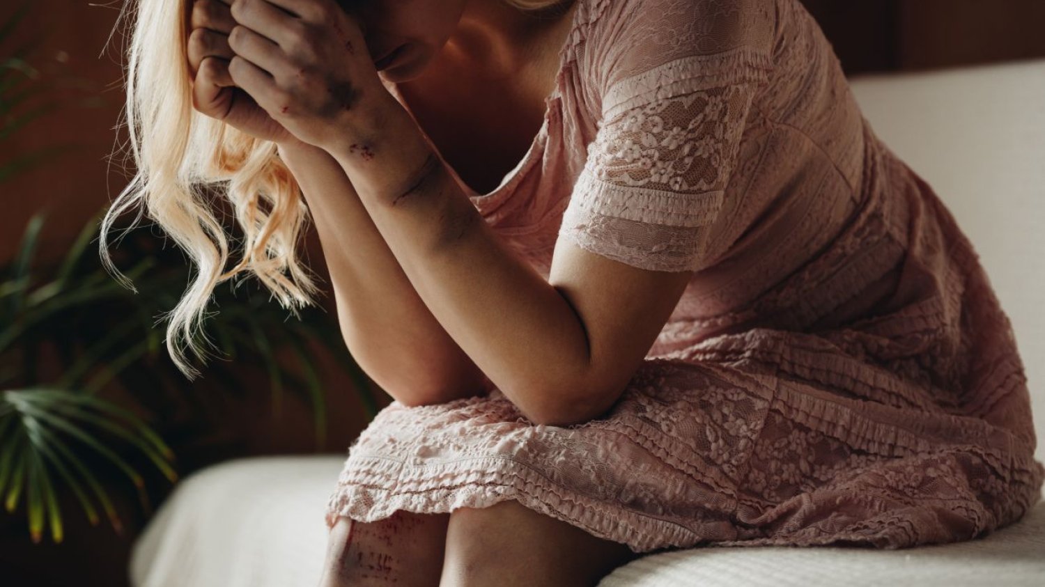 "Zaginione dziecko" to druga powieść w dorobku Emily Gunnis. Książka z gatunku thrillera psychologicznego koncentruje się wokół pogrzebanego na lata mrocznego sekretu i zniknięciu świeżo upieczonej matki