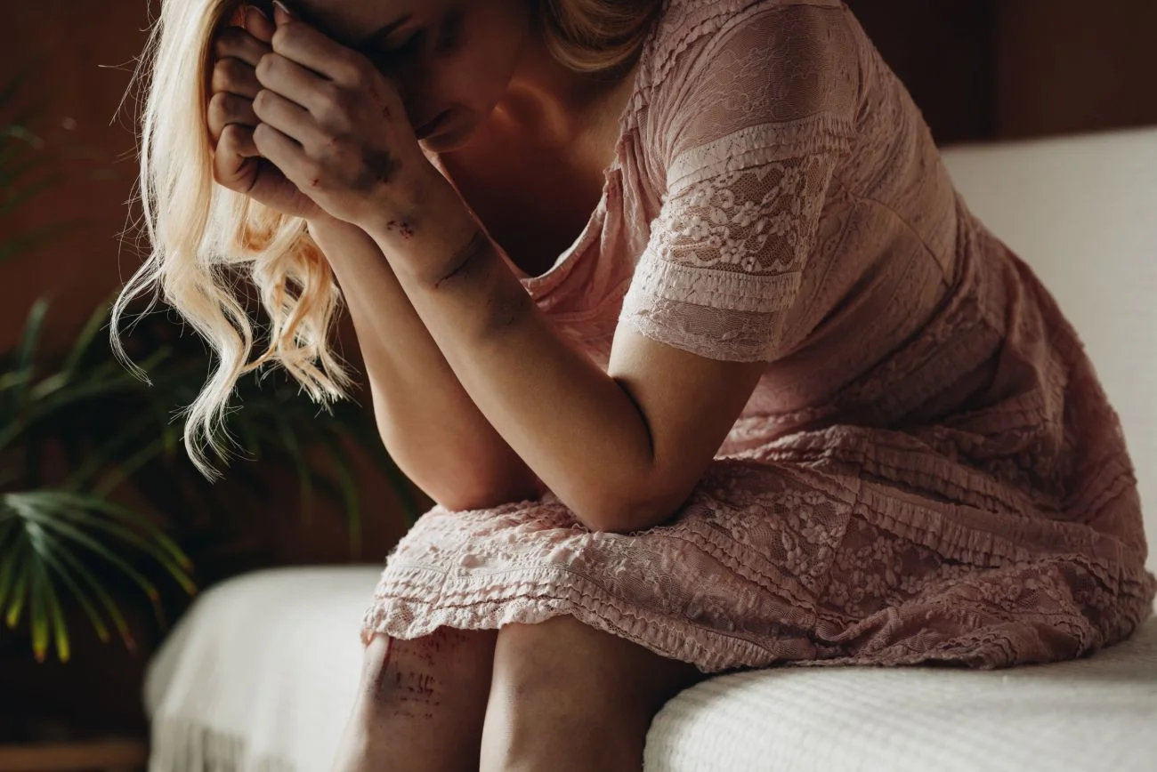 "Zaginione dziecko" to druga powieść w dorobku Emily Gunnis. Książka z gatunku thrillera psychologicznego koncentruje się wokół pogrzebanego na lata mrocznego sekretu i zniknięciu świeżo upieczonej matki