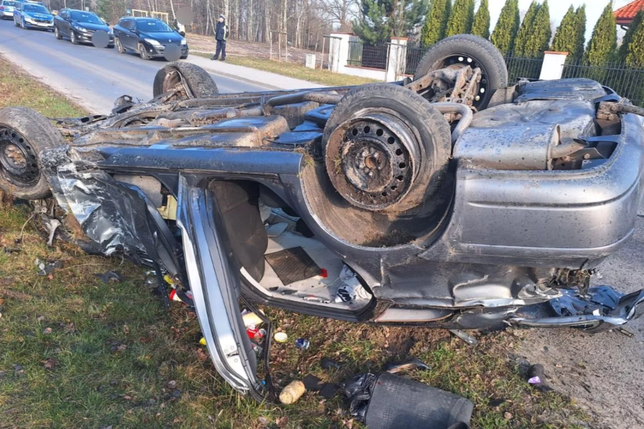 Wstrząsający wypadek samochodowy w Chełmie. W środku 10 nastolatków, są ofiary. Tragiczny wypadek w Chełmie. Auto dachowało, w środku 10 nastolatków.