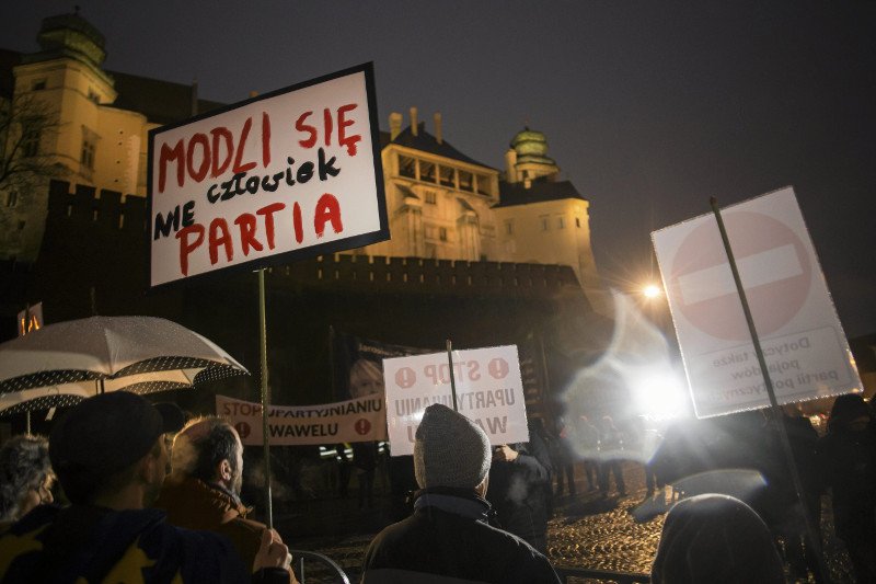 Od kwietnia 2010 roku Wawel jest tematem sporu światopoglądowego. Wszystko zaczęło się już podczas przygotowań do pogrzebu prezydenta Lecha Kaczyńskiego, który zginął w katastrofie lotniczej w Smoleńsku.