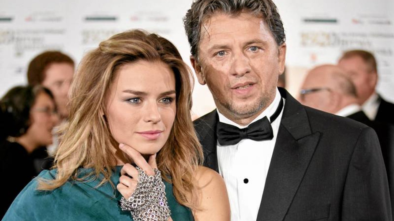 Natasza Urbańska i Janusz Józefowicz. Znany reżyser broni nietypowej piosenki swojej żony.