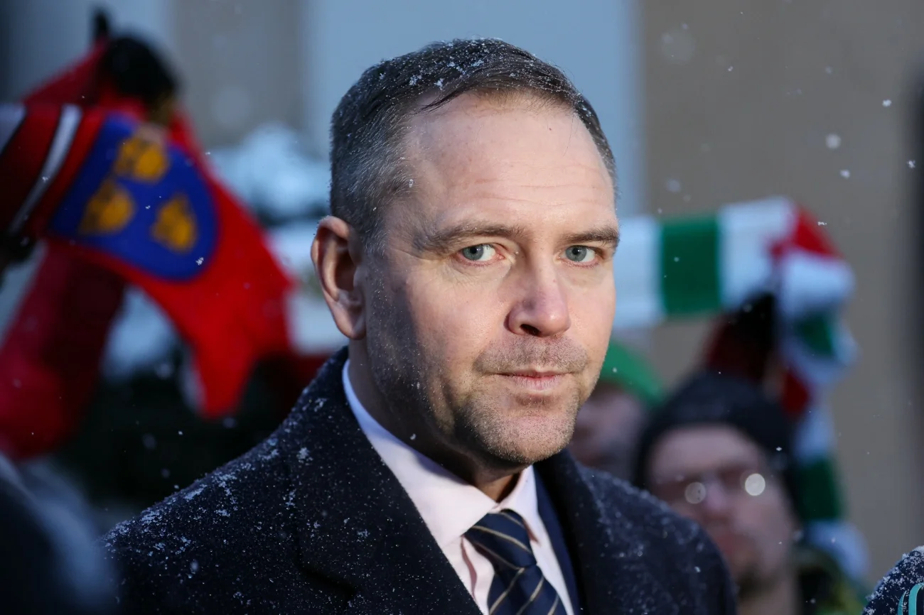 Karol Nawrocki, prezes IPN i kandydat PiS na prezydenta podczas wizyty w Częstochowie z kibicami. Karol Nawrocki z kibicami na Jasnej Górze. Nawrocki kandyduje na prezydenta z poparciem Prawa i Sprawiedliwości.