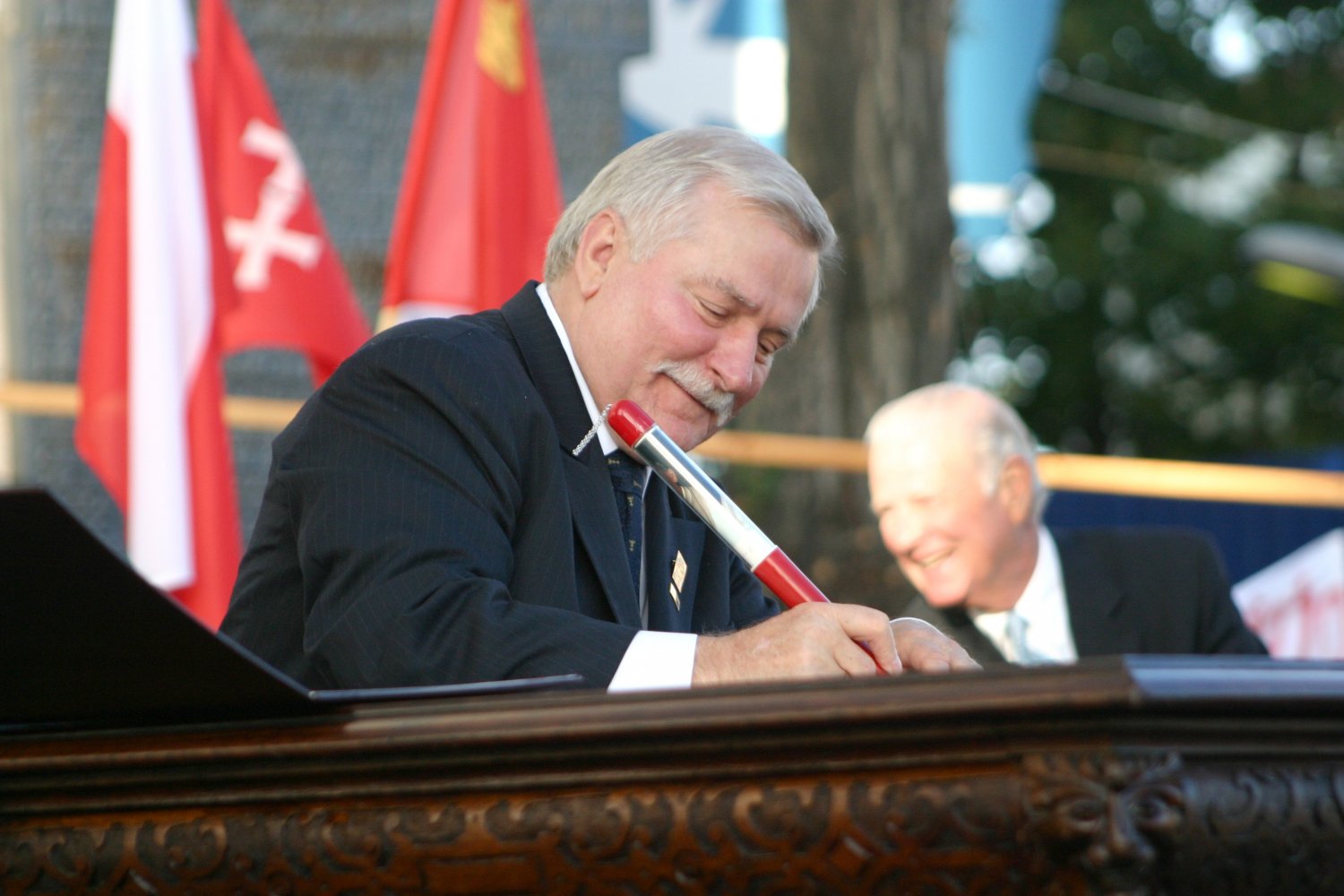 Lech Wałęsa i Janusz Śniadek podpisują 31 sierpnia 2005 roku, Akt Erekcyjny Europejskiego Centrum Solidarności, tą samą repliką słynnego długopisu, wraz z ponad dwudziestoma szefami rządów i państw, przy historycznej bramie nr 2 Stoczni Gdańskie.