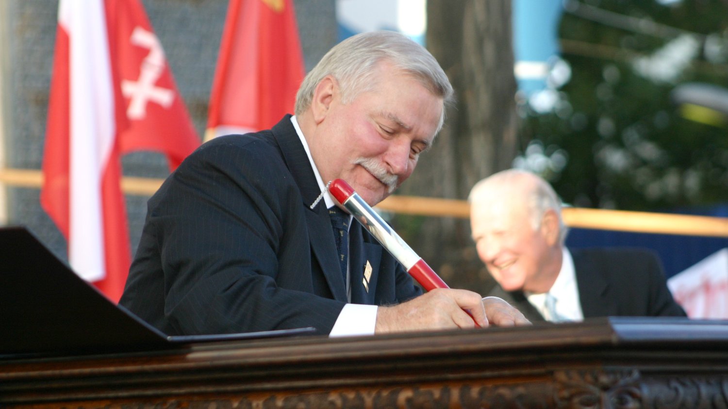 Lech Wałęsa i Janusz Śniadek podpisują 31 sierpnia 2005 roku, Akt Erekcyjny Europejskiego Centrum Solidarności, tą samą repliką słynnego długopisu, wraz z ponad dwudziestoma szefami rządów i państw, przy historycznej bramie nr 2 Stoczni Gdańskie.