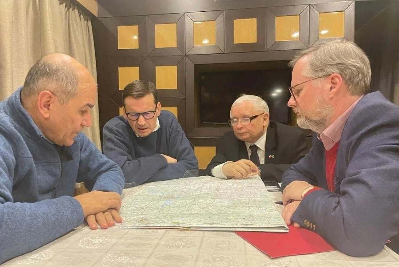 Po wyprawie do Kijowa Jarosławowi Kaczyńskiemu zostanie kilka wymownych zdjęć.