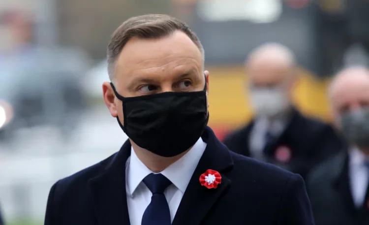 Czy prezydent Andrzej Duda zaszczepił się w Pałacu Prezydenckim? Głowa państwa dementuje sugestie "Faktu" ws. szczepienia przeciw COVID-19.
