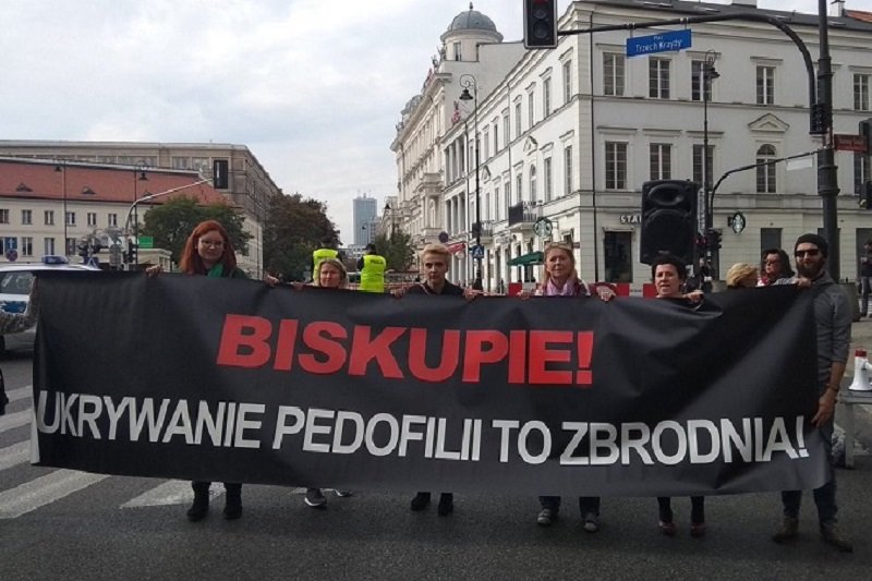 Ulicami miast przeszli protestujący, którzy nie godzą się na wykorzystywanie seksualne dzieci przez duchownych w Polsce.