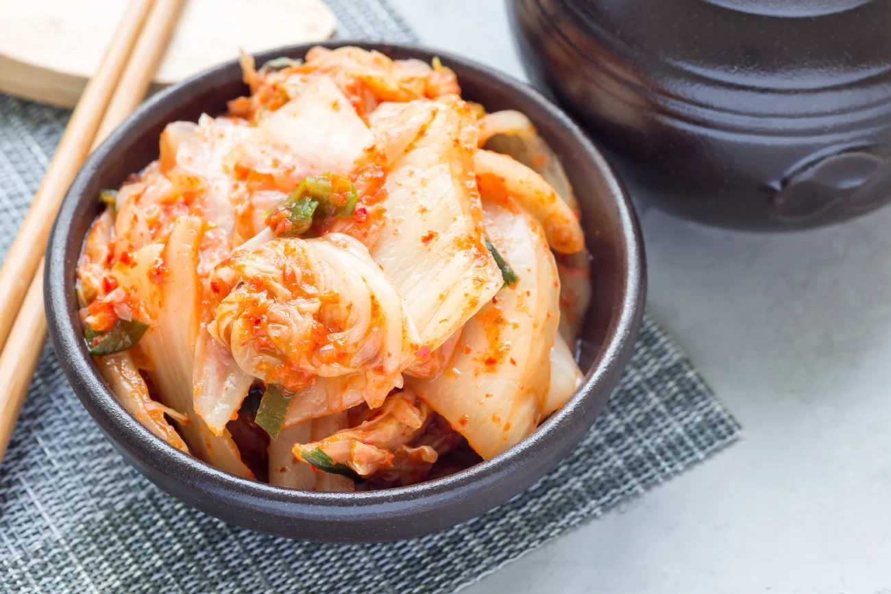 Kimchi z burakiem lub ananasem? Oto 5 sposobów na cudotwórczą kiszonkę