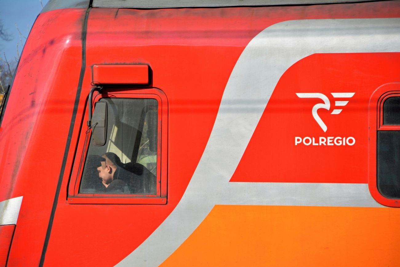 Tragedia na koniec długiego weekendu. Pociąg uderzył w kampera. Ogromne utrudnienia