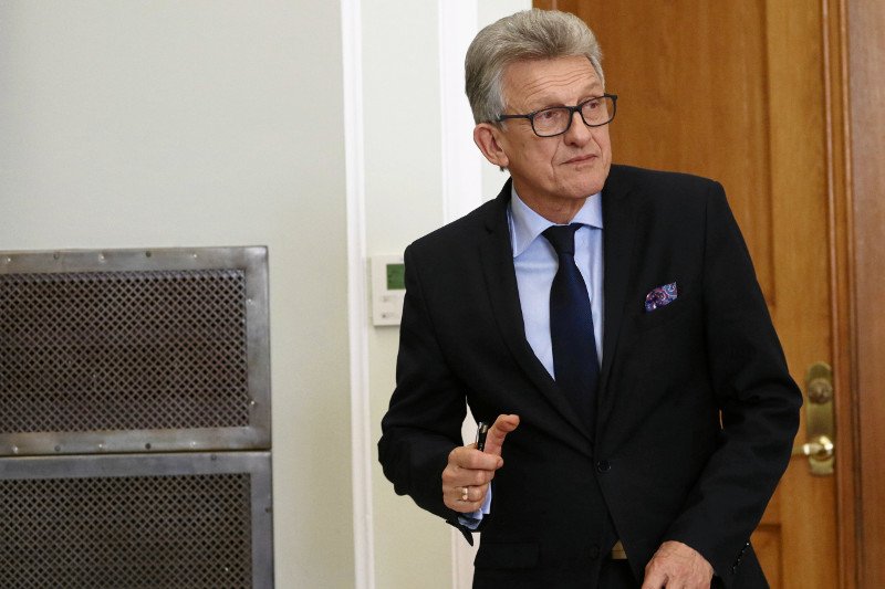 Na spotkaniach z wyborcami Stanisław Piotrowicz odczytuje fikcyjną Instrukcję Carycy Katarzyny II.