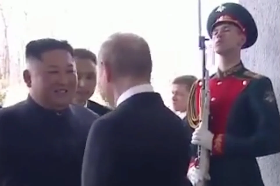 Władimir Putin i Kim Dzong Un uścisnęli sobie dłonie we Władywostoku.