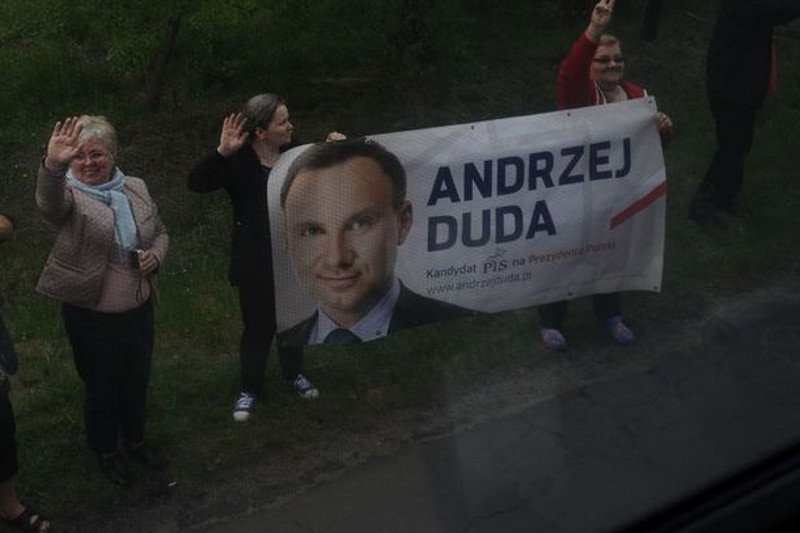 W Środzie Wielkopolskiej policja szuka wandala, który zniszczył plakaty wyborcze Dudy.