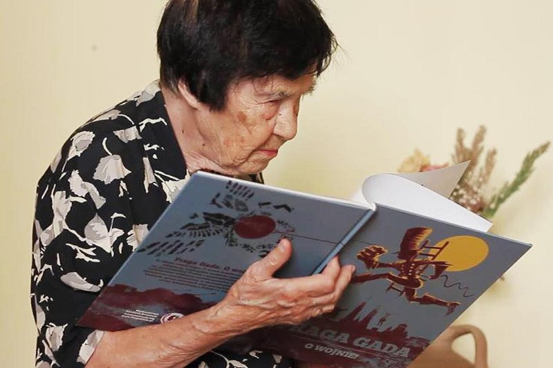 Halina Cieszkowska, jedna z mieszkanek Pragi, z komiksem "Praga Gada. O wojnie".