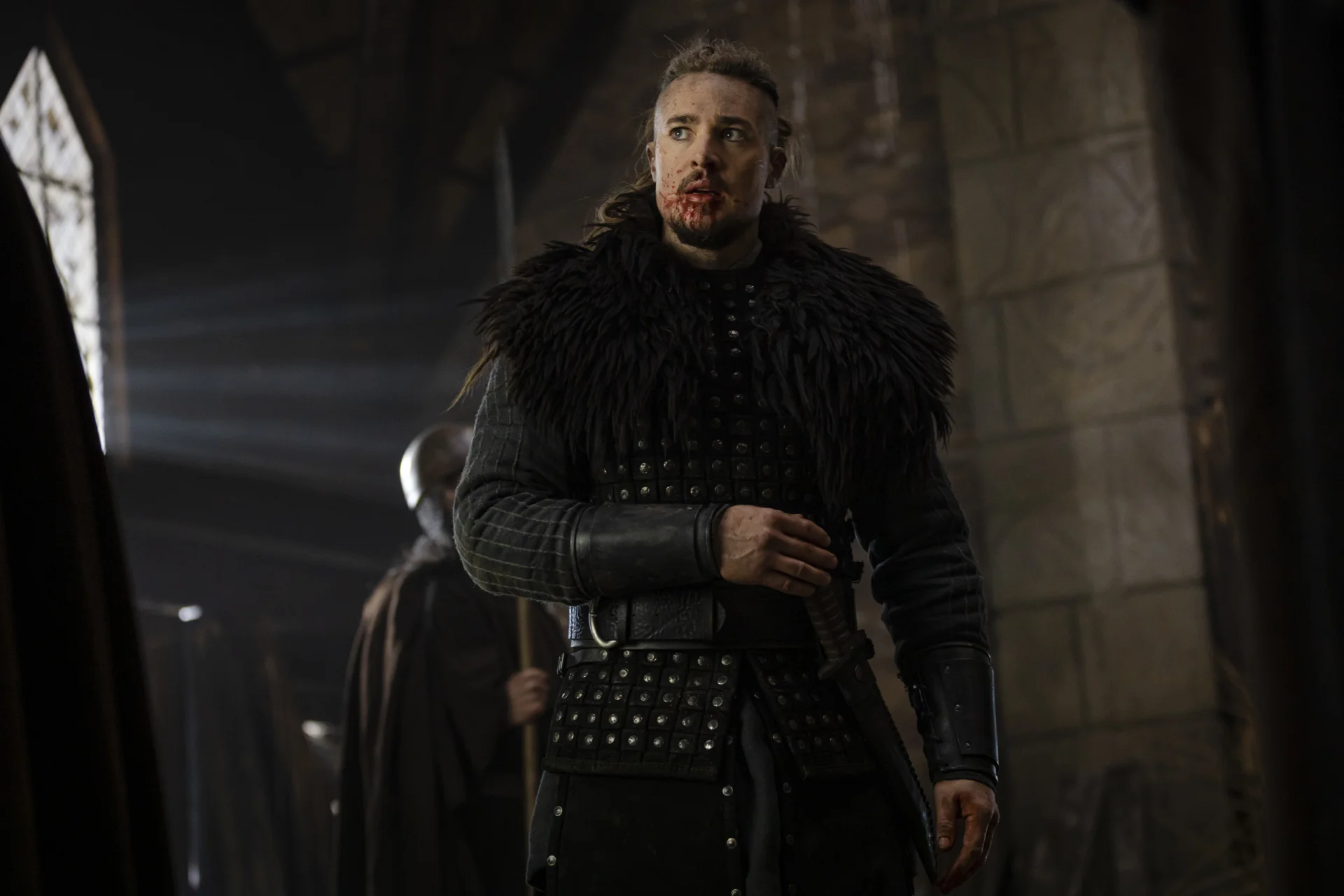 Alexander Dreymon jako Uhtred w filmie "Siedmiu królów musi umrzeć" ("The Last Kingdom")