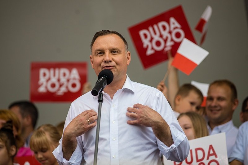 Andrzej Duda zwiększył przewagę w nowym sondażu.
