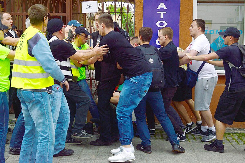 Zdecydowano o odwołaniu komendanta miejskiego policji w Radomiu. Ma to związek z ostatnim atakiem prawicowej bojówki na demonstrację przeciwko PiS.