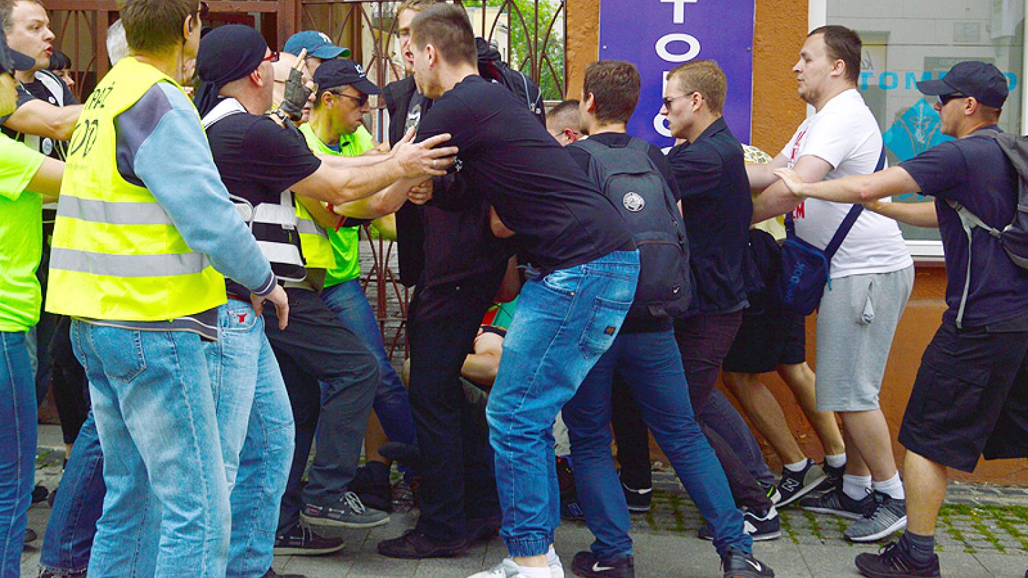 Zdecydowano o odwołaniu komendanta miejskiego policji w Radomiu. Ma to związek z ostatnim atakiem prawicowej bojówki na demonstrację przeciwko PiS.