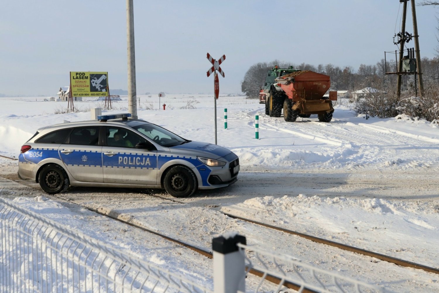 Za niewłaściwe zachowanie na przejeździe kolejowym można dostać nawet 2 tysiące mandatu i 15 punktów karnych.