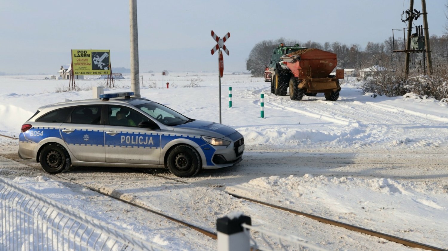 Za niewłaściwe zachowanie na przejeździe kolejowym można dostać nawet 2 tysiące mandatu i 15 punktów karnych.