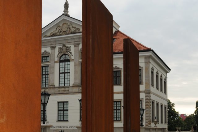 Przy skwerze im. Bohdana Wodiczko łączą się różne style architektoniczne, np. pałacu Ostrogskich z Muzeum Fryderyka Chopina.