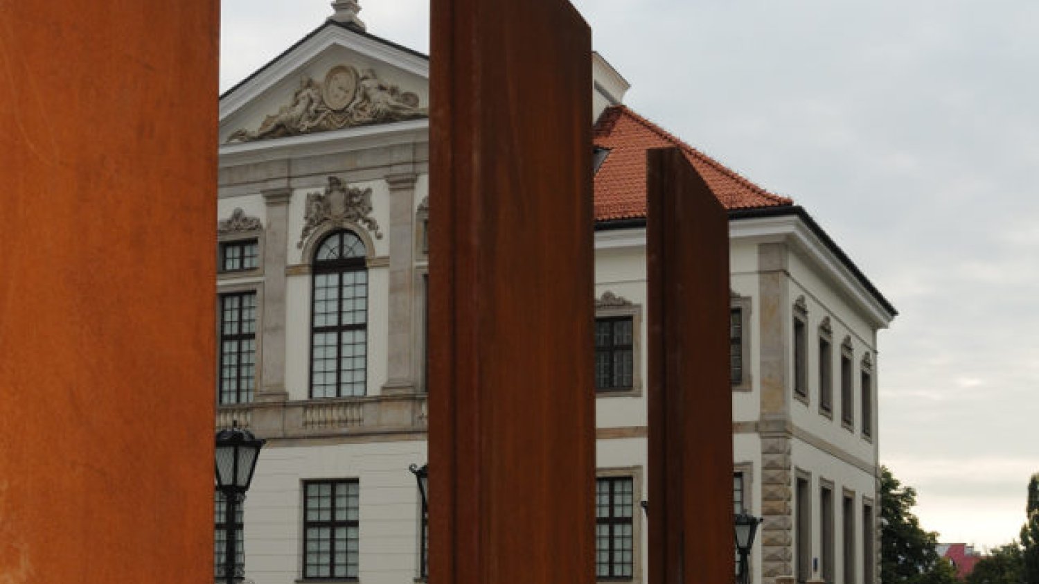 Przy skwerze im. Bohdana Wodiczko łączą się różne style architektoniczne, np. pałacu Ostrogskich z Muzeum Fryderyka Chopina.