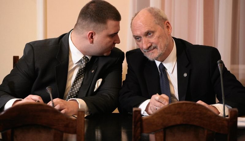 Bartłomiej Misiewicz, ówczesny rzecznik MON i minister Antoni Macierewicz podczas posiedzenia sejmowej komisji obrony, w sprawie powołania komisji smoleńskiej .