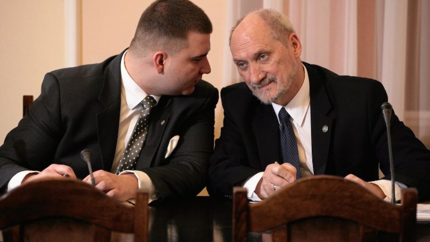 Bartłomiej Misiewicz, ówczesny rzecznik MON i minister Antoni Macierewicz podczas posiedzenia sejmowej komisji obrony, w sprawie powołania komisji smoleńskiej .