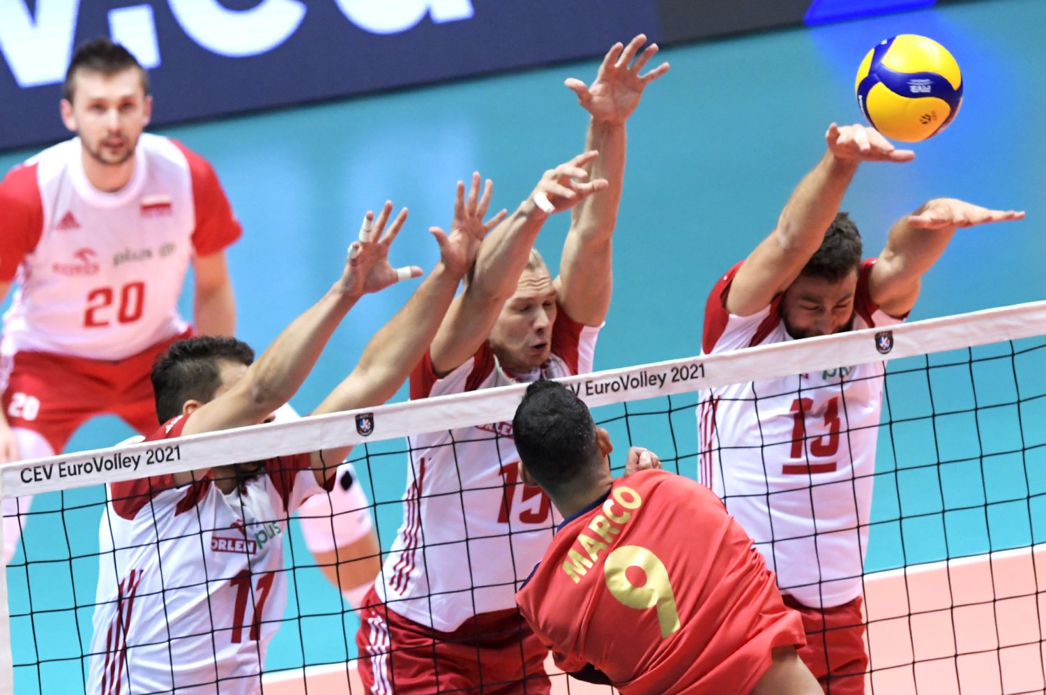 Polscy siatkarze nie bez problemów, ale ograli Portugalię na początek ME