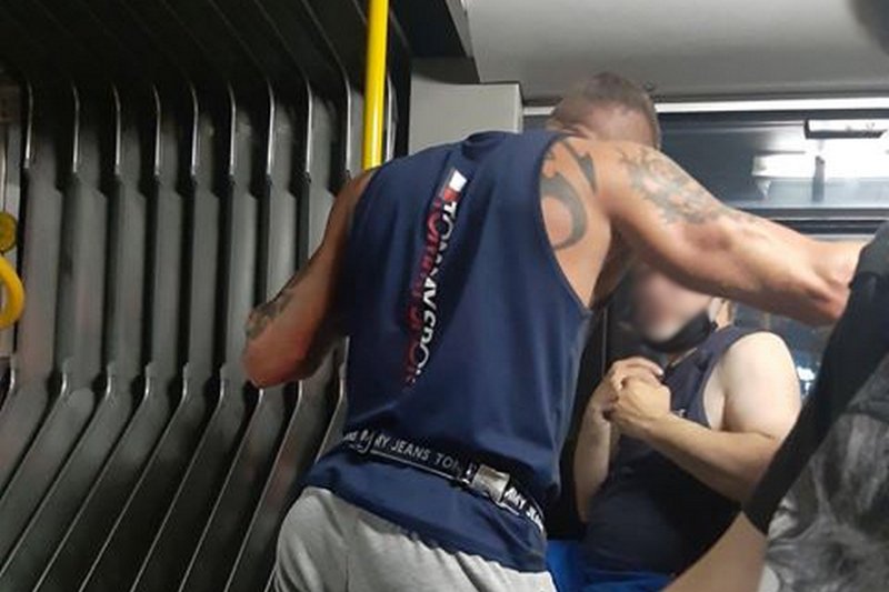 Agresywny mężczyzna groził homoseksualistom w autobusie nocnym.