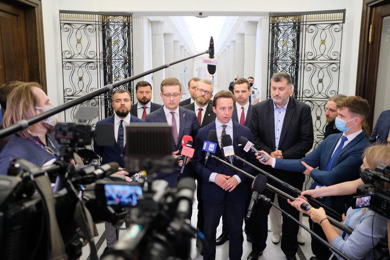 Konfederacja. Od lewej: Michał Urbaniak, Krzysztof Tuduj, Robert Winnicki, Krystian Kamiński, Grzegorz Braun, Krzysztof Bosak, Jakub Kulesza, Artur Dziambor, Dobromir Sośnierz.