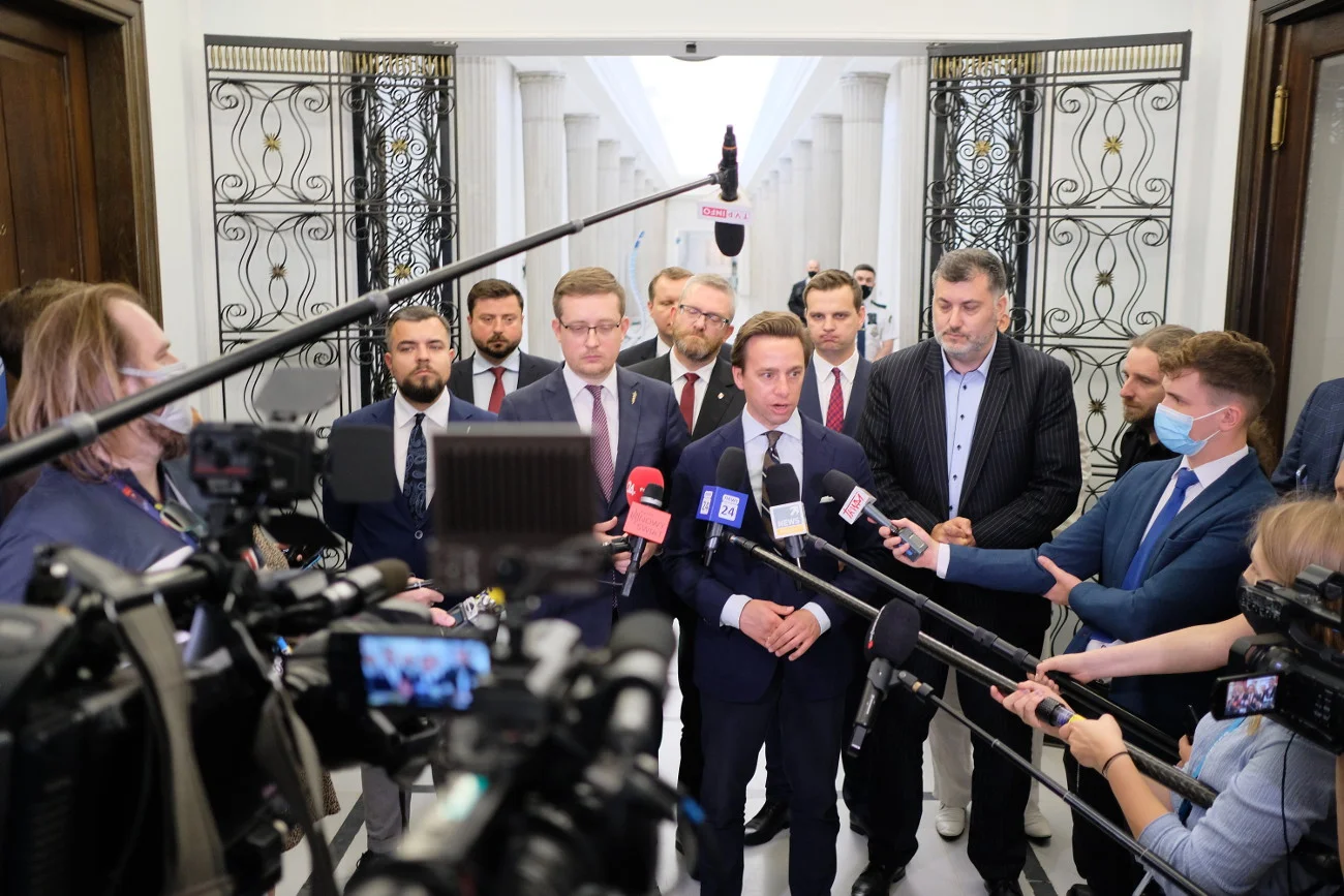 Konfederacja. Od lewej: Michał Urbaniak, Krzysztof Tuduj, Robert Winnicki, Krystian Kamiński, Grzegorz Braun, Krzysztof Bosak, Jakub Kulesza, Artur Dziambor, Dobromir Sośnierz.