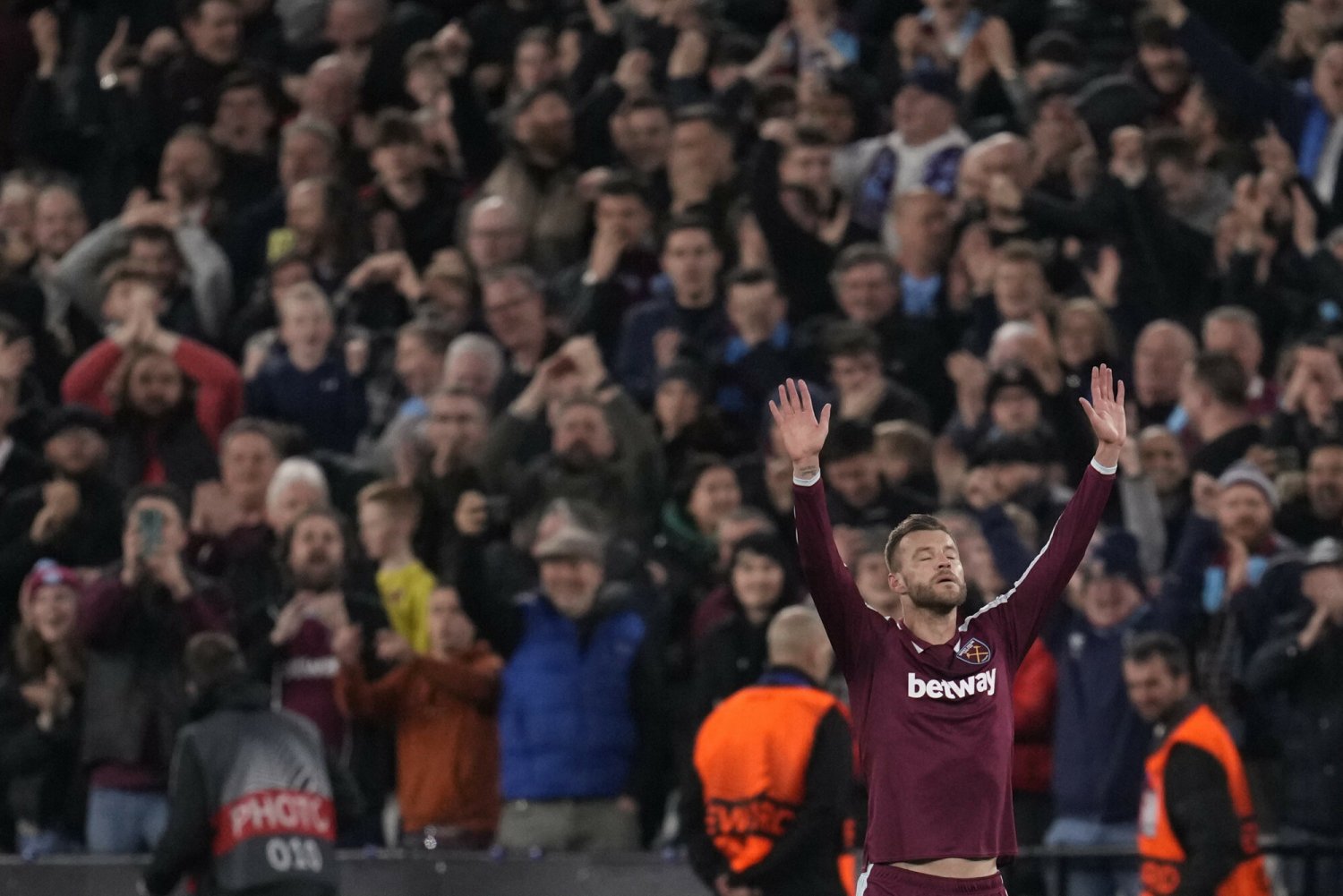 Andrij Jarmolenko oddał na murawie hołd walczącej z najeźdźcą Ukrainie i dał awans West Hamowi w LE