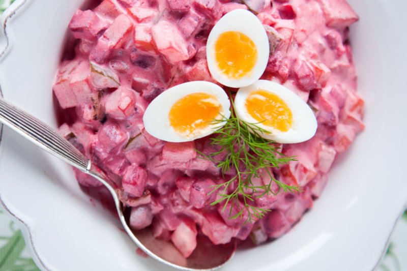 Jak zrobić sałatkę śledziową z burakiem? Oto najlepszy przepis na delikatnego śledzia