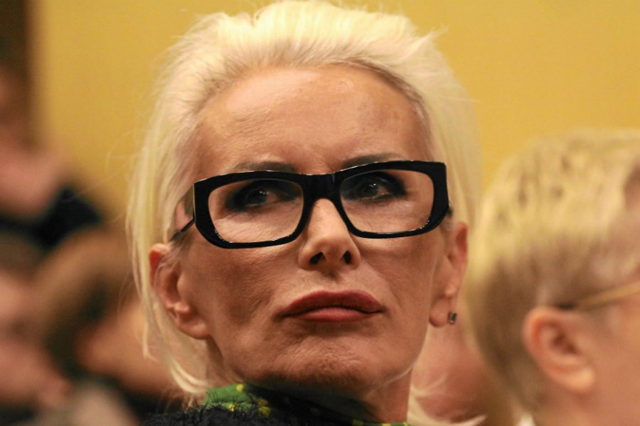 Kora od wielu miesięcy mieszka z mężem Kamilem Sipowiczem na Roztoczu, gdzie odpoczywa od blichtru Warszawy.