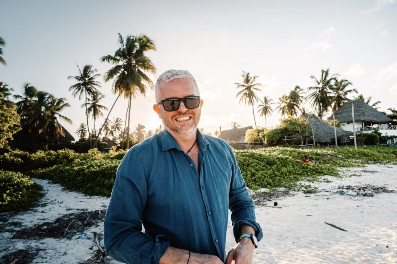 Wojtek z Zanzibaru ma się dobrze. Tak teraz promuje się Pili Pili