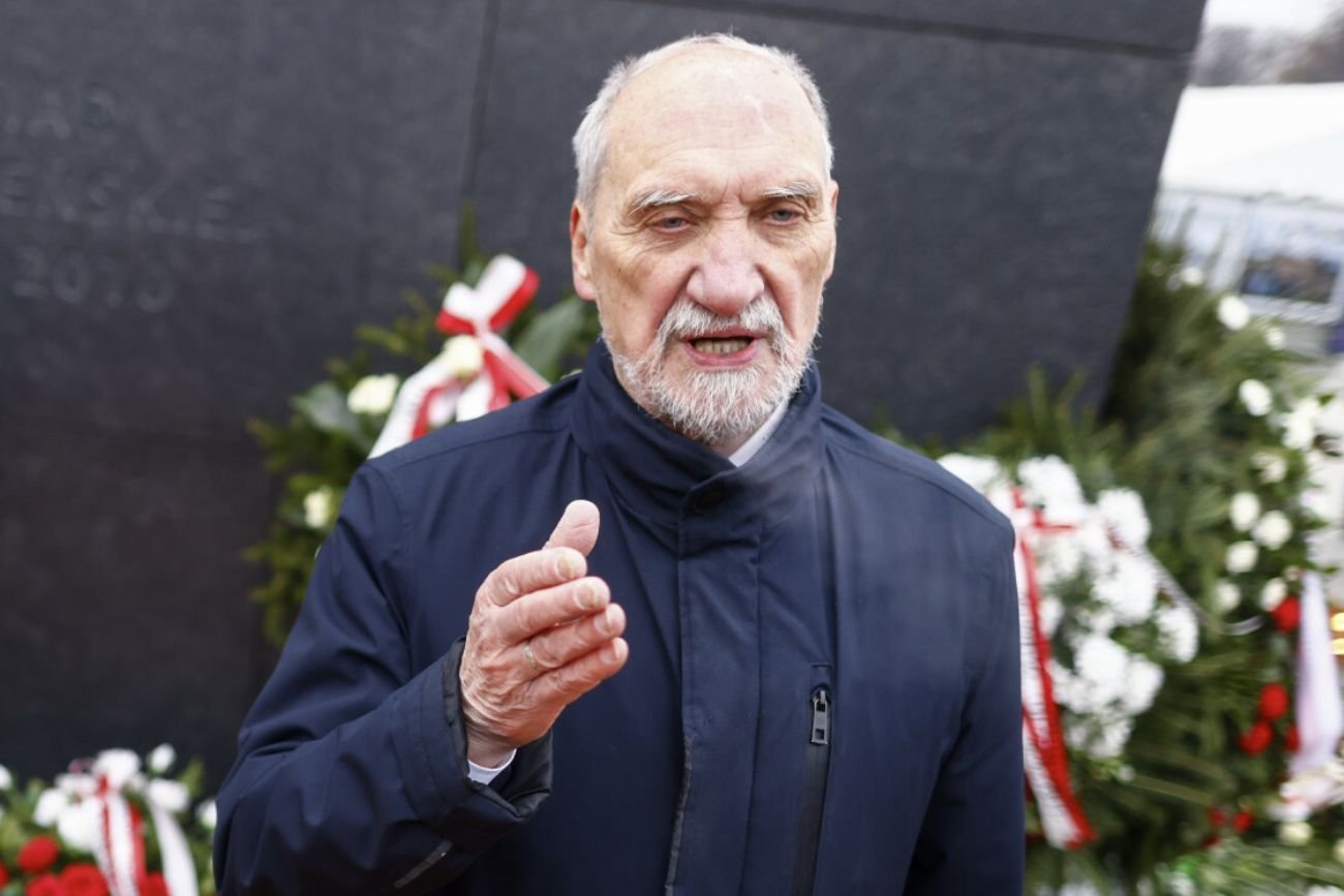 Nocna szarża Macierewicza pod pomnikiem smoleńskim. Poseł PiS poszedł w ślady Kaczyńskiego Macierewicz pod pomnikiem smoleńskim. W nocy zamazał napis farbą w sprayu