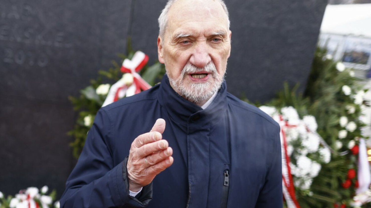 Nocna szarża Macierewicza pod pomnikiem smoleńskim. Poseł PiS poszedł w ślady Kaczyńskiego Macierewicz pod pomnikiem smoleńskim. W nocy zamazał napis farbą w sprayu