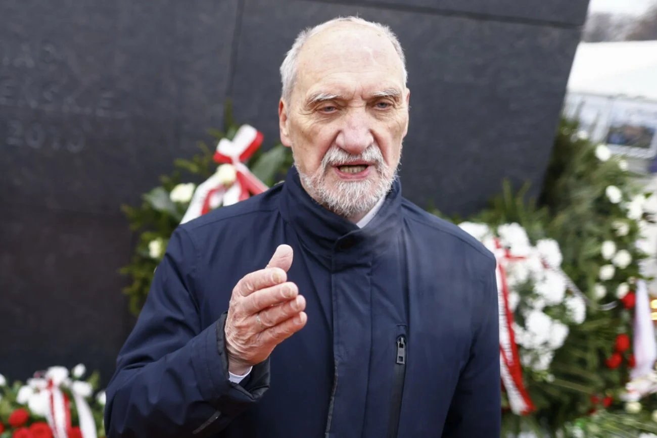 Nocna szarża Macierewicza pod pomnikiem smoleńskim. Poseł PiS poszedł w ślady Kaczyńskiego Macierewicz pod pomnikiem smoleńskim. W nocy zamazał napis farbą w sprayu