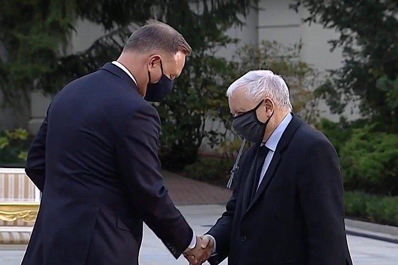 Andrzej Duda też nie miał rękawiczek ochronnych podczas wtorkowego zaprzysiężenia rządu.