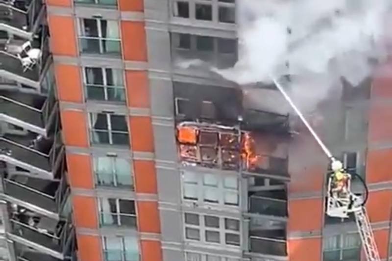 Pożar budynku w New Providence Wharf w Londynie.