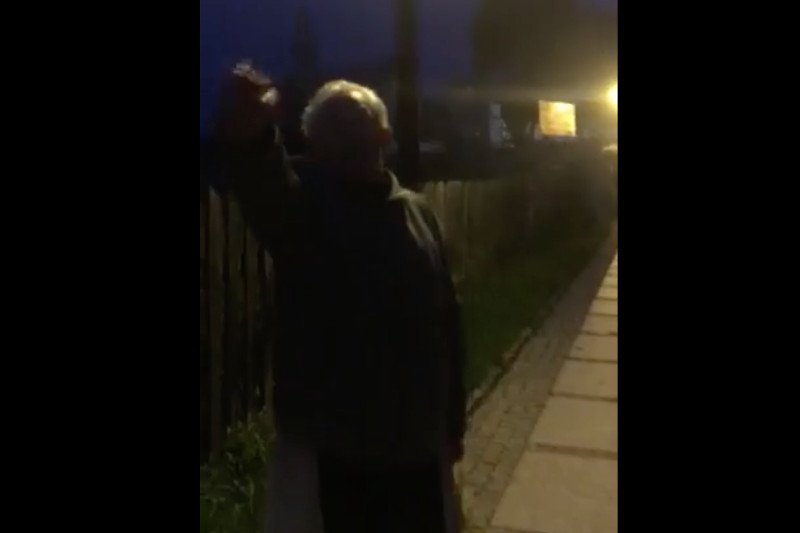 Wąchock: ksiądz broni plakatu Dudy. Wygraża kobietom i przeklina [FILM]