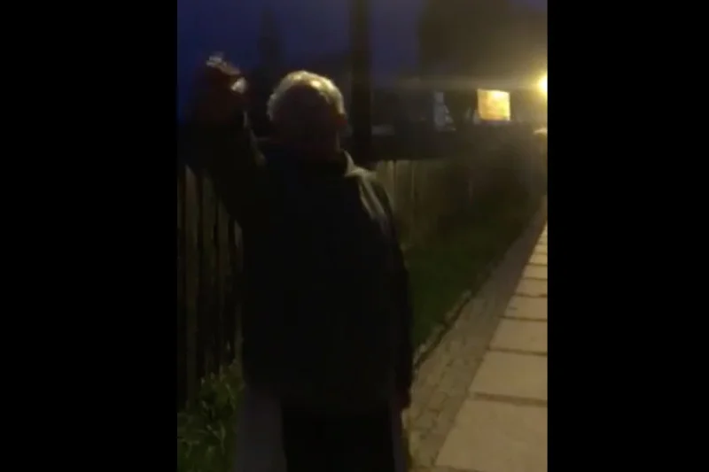 Wąchock: ksiądz broni plakatu Dudy. Wygraża kobietom i przeklina [FILM]