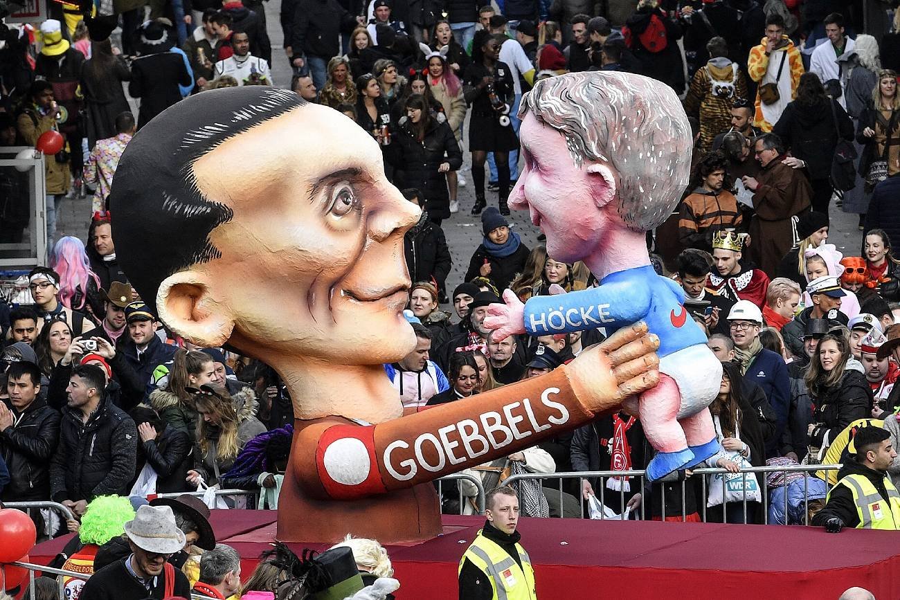 Na zdjęciu rzeźba stanowiąca karykaturę, która przedstawia  polityka AfD Bjoerna Hoeckego w objęciach nazistowskiego zbrodniarza Josepha Goebbelsa.