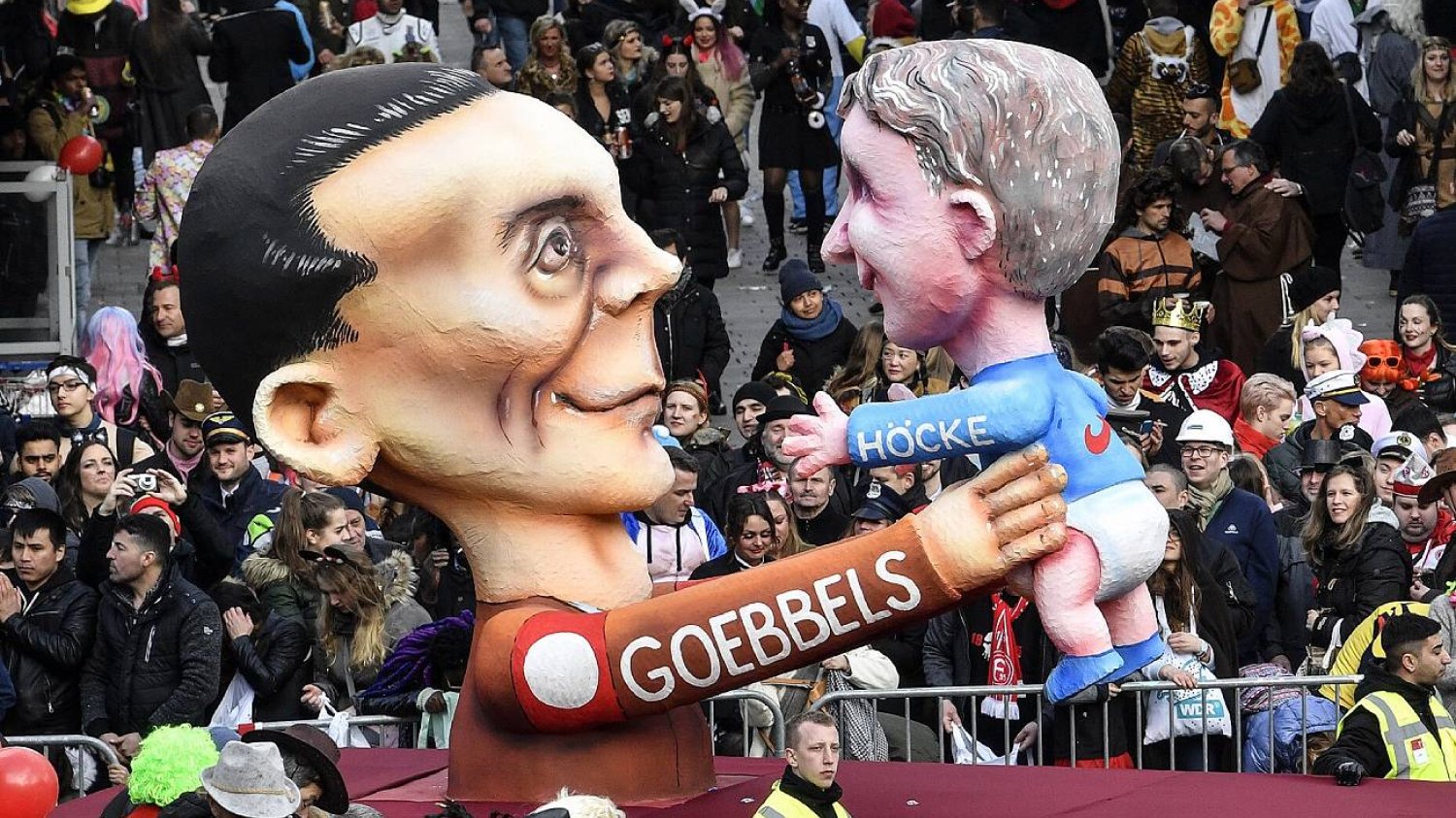 Szokująco wielu Polaków cieszy się po ostatnich sukcesach populistów w Niemczech. Na zdjęciu rzeźba stanowiąca karykaturę, która przedstawia polityka AfD Bjoerna Hoeckego w objęciach nazistowskiego zbrodniarza Josepha Goebbelsa.