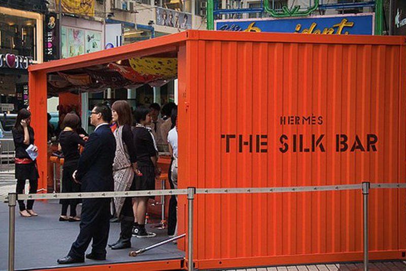 Pop-upowy butik marki Hermes na ulicy w Hong Kongu